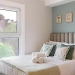 Serene Green Getaway Studio With Calming Ambiance