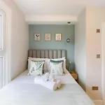 Serene Green Getaway Studio With Calming Ambiance