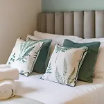 Serene Green Getaway Studio With Calming Ambiance